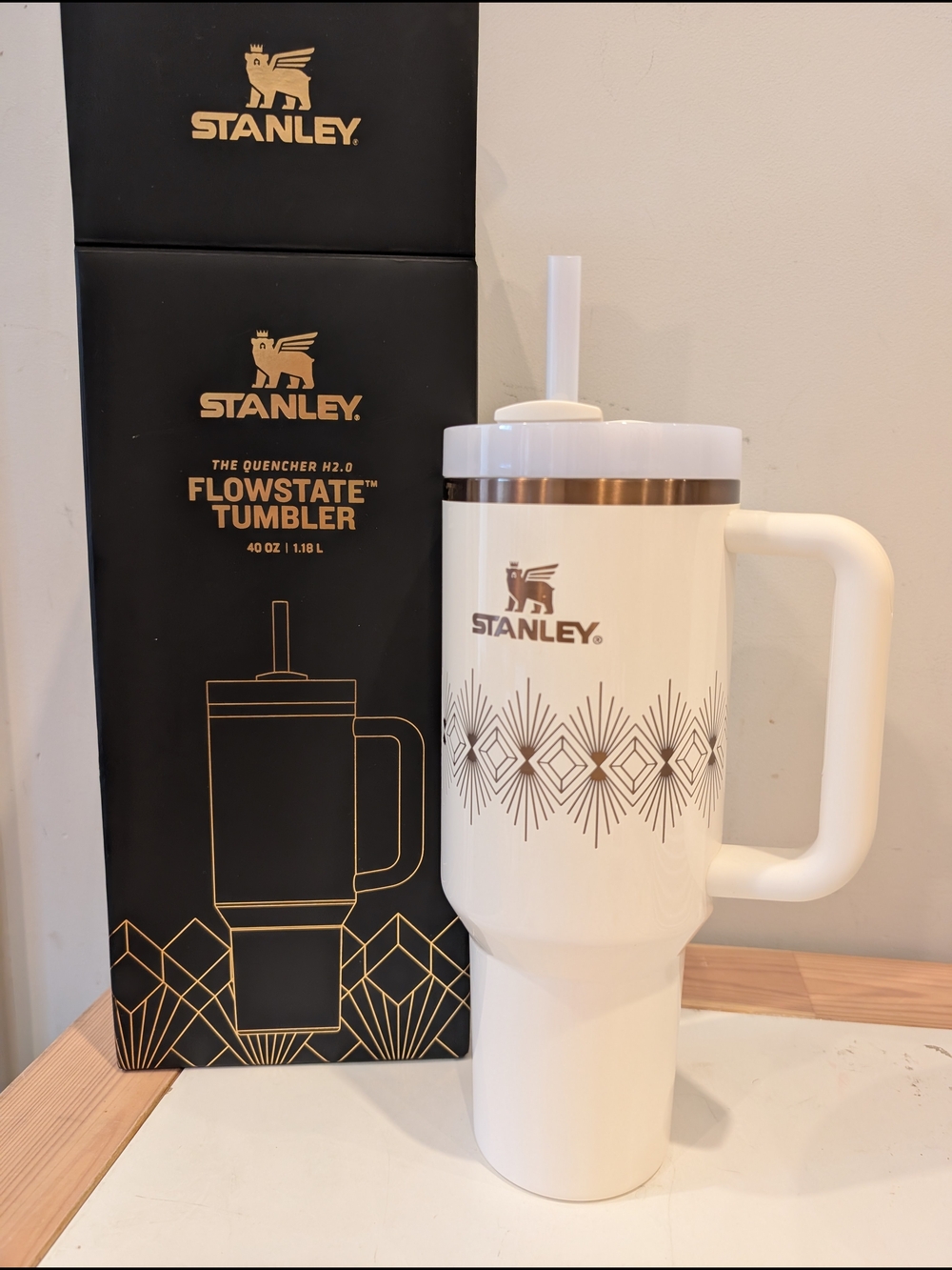 Stanley New White Flowstate Travel Tumbler Deco 40oz Limited Edition Holiday - Picture 1 of 7